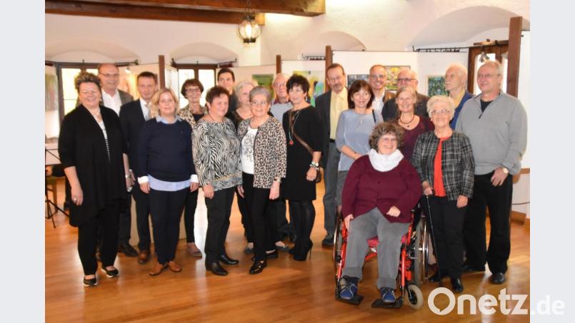 Die beteiligten Künstler an der 41. Jahresausstellung des Arbeitskreises im Oberpfalzverein. Leiterin Silke Winkler Vierte von links. Bild: hcz