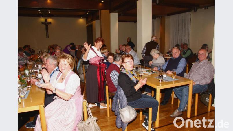Die Stimmung im Saal war gut, den Waldershofer Senioren gefiel das Angebot, das die Seniorenbeauftragten Gerhard Weber und Carmen Altermann auf die Beine gestellt hatten. Bild: wro