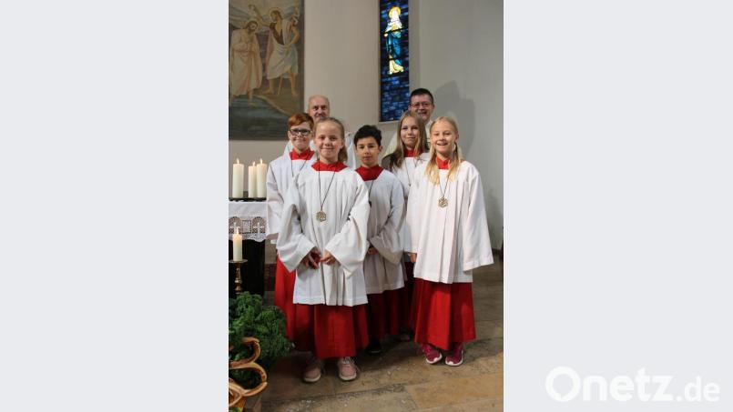Pfarrer Ferdinand Weinberger (hinten rechts) hat Lina Söllner (Zweite von links) und Josephine Jungnickl (rechts) in die Schar der Ministranten aufgenommen. Mit auf dem Bild (von links): Hannes Pscherer, Lina Söllner (neu), Noah Popp, Sophie Pscherer, Josephine Jungnickl (neu) sowie (oben rechts) Pfarrer Ferdinand Weinberger, links Diakon Franz Lautenbacher . Bild: gis