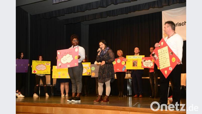 &quot;Gedanken zur Altenpflege&quot; lautet der Beitrag der Klasse APH 14. Joy Felarca singt das &quot;Lass mich los&quot; aus dem Film &quot;Die Eisprinzessin&quot;. Bild: bey