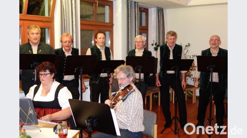 Die Männerstimmen kommen zur &quot;Kirwa-Musi&quot; von Hans Mäckl, Ludwig Greß senior, Hermann Wölfel, Jörg Reinisch, Richard Wölfl und Alfred Kirzinger (stehend, von rechts). Bild: fjo