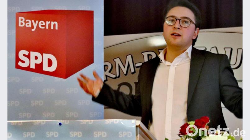 SPD-Landratskandidat Peter Wein (Burglengenfeld) wurde mit 97 Prozent der Stimmen nominiert. In seiner Nominierungsrede zeigte sich Wein optimistisch und ambitioniert. „Man kann nur etwas gestalten und verändern, wenn man bereit ist, Verantwortung zu übernehmen.“ Bild: Thomas Dobler