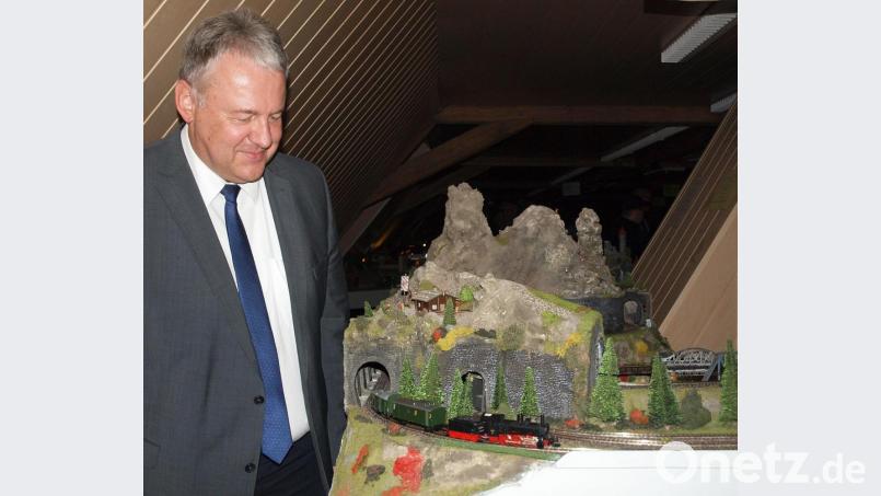 Zwar kam Landrat Richard Reisinger aus Termingründen etwas verspätet, war aber zufrieden, dass der Zug pünktlich aus dem Tunnel kam. Bild: sön