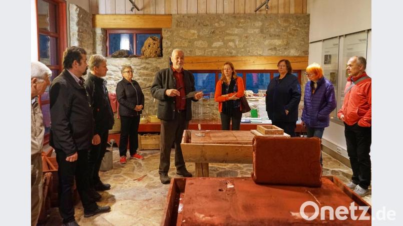 Norbert Reger (Fünfter von links) zeigt den tschechischen Gästen anschaulich die anstrengende Arbeit in den Glasschleifen der Oberpfalz. Rechts daneben Übersetzerin Lucie Mantel. Bild: exb