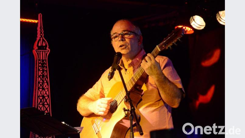 LInks der Eiffelturm, rechts ein ausgehöhlter Kürbis: Herve Glatigny singt Chansons von Georges Brassens. Bild: Kunz