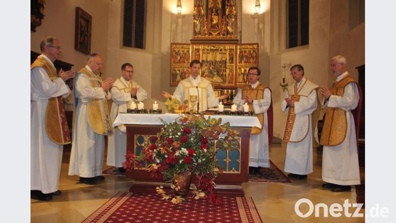 Dekan Michael Hoch (Mitte) war der Wallfahrtsanführer der 390.Wallfahrt. Mit ihm am Altar die Konzelebranten. Links Stadtpfarrer Georg Flierl. Bild: kro