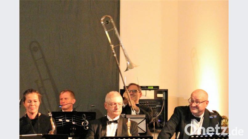 Unter den Musikanten: Regensburger Kulturreferent Wolfgang Dersch schwingt sein Instrument zur Begrüßung. Bild: dwi