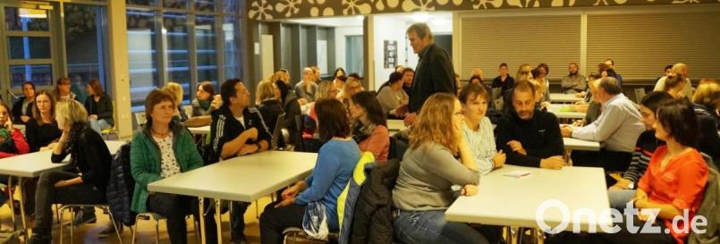 Großes Interesse bewiesen die Eltern beim Vortrag über den Besuch weiterführender Schulen. Bild: weu