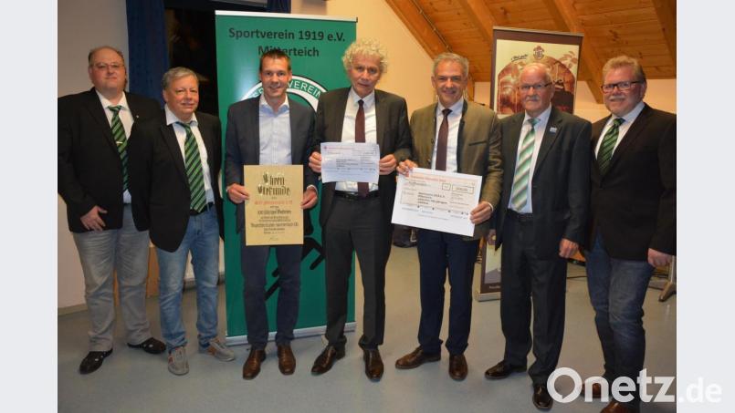 Schecks des Landkreises und der Stadt sowie eine Ehrenurkunde des BLSV gab es zum großen Jubiläum des SV Mitterteich. Im Bild (von links) Dritter Vorsitzender Jürgen Fick, Vorsitzender Roland Eckert, BLSV-Kreisvorsitzender Andreas Malzer, Landrat Wolfgang Lippert, Bürgermeister Roland Grillmeier, Kreisvorsitzender Siegfried Tabbert und Zweiter Vorsitzender Gerhard Greim. Bild: jr