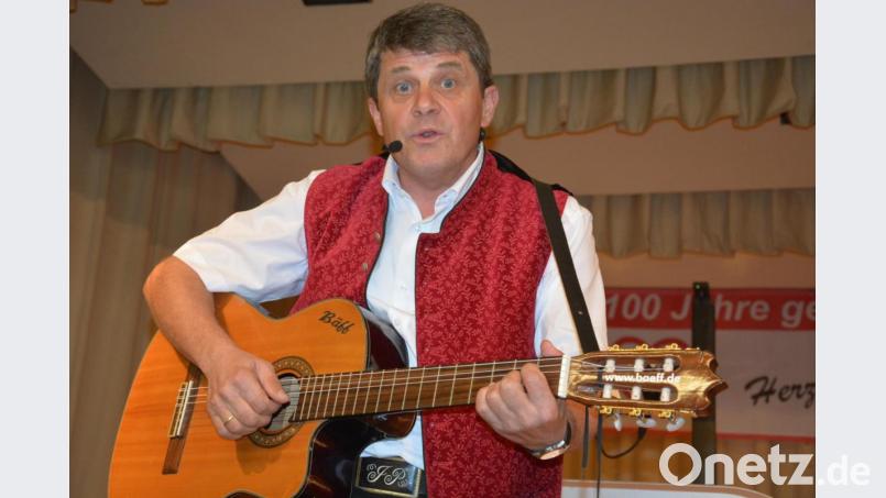 Stargast des Nachmittags war der Humorist und Gstanzlsänger Josef „Bäff“ Piendl, der bei seinem Auftritt das Publikum immer mit einbezog. Bild: jr