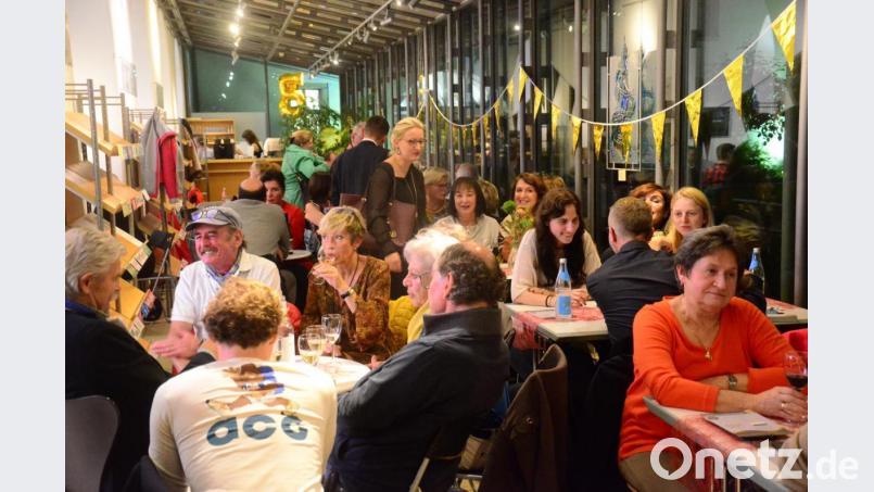 Die Veranstalter freuen sich über ein proppenvolles Wein-Lese-Fest. Bild: Kunz