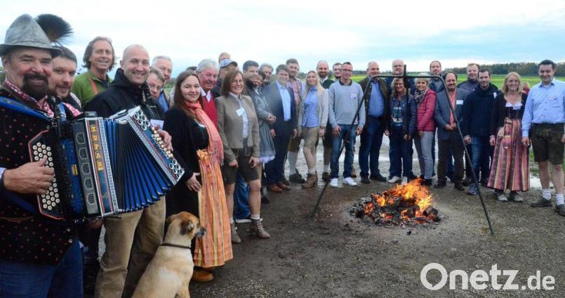 Alle blicken in die Kamera. Nur der Hund von Georg Erl passt auf, dass das Feuer nicht ausgeht. Bild: Kunz