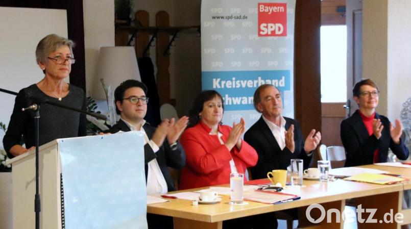 Geleitet wurde die Versammlung von (sitzend von links) Peter Wein, Marianne Schieder, Franz Schindler und Karin Frankerl. Am Pult Ulrike Roidl, die Zweite Bürgermeisterin von Schwandorf. Bild: Thomas Dobler