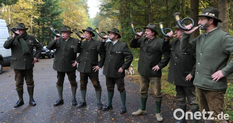 Ein stilvolles Halali von den Jagdhornbläsern der Amberger Jäger. Bild: gf