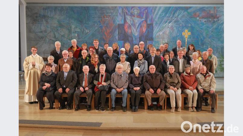 30 Paare feierten am Samstag mit Pfarrer Kopp ihr Ehejubläum in der katholischen Pfarrkirche Heilige Familie. Bild: adj
