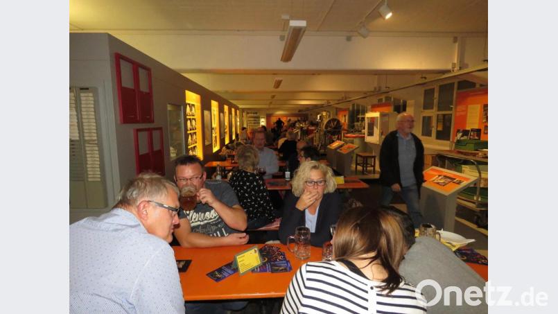 Auch im großen Ausstellungsraum standen Tische und Bänke, sehr zur Freude der Besucher. Bild: ubb