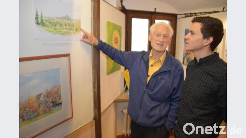 Bilder ohne Rahmen, also völlig &quot;CO2-freie&quot;, zeigt der Pressather Künstler Peter Eichler dem jungen Steinmetz Wolfgang Raithel, der zum ersten Mal ausstellt. Bild: hcz