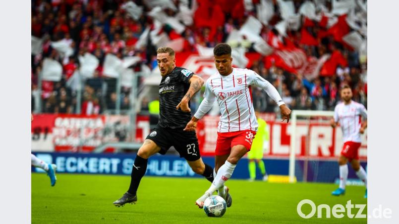 Viel Kampf und noch mehr Krampf: Chima Okoroji versucht gegen den Sandhäuser Robin Scheu durchzubrechen. Bild: Sascha Janne