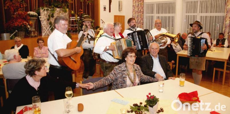 „Wir san vom Wold dahoam“ sangen die „Selberg`stricktn“, die „Schneidign“ und das „Kolmklang Duo“ bei der Sitzweil im Pfarrheim Dachelhofen. Bild: Hirsch