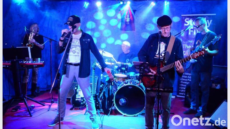 Die Regensburger Combo spielte Notenwerke von Foreigner bis Elvis Presley. Bild: Kunz