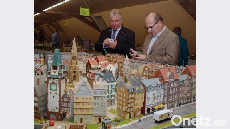 Ensdorfs Bürgermeister Markus Dollacker und Hubert Blödt, 3. Bürgermeister aus Kümmersbruck, zücken ihre Handys – wollen sie ihr Wissen über Stadtplanung erweitern. Bild: sön