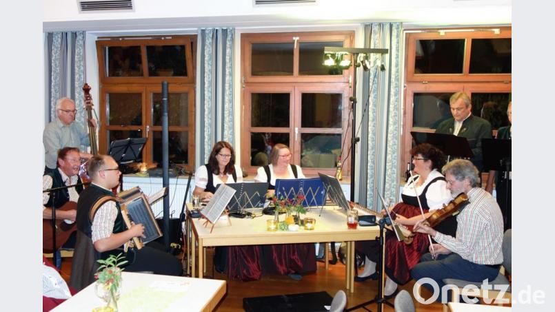 In die Herzen eines großen Publikums spielt sich die &quot;Waidhauser Stubenmusik&quot; mit ihren Mitwirkenden (von links) Hans Pausch, Bernhard Kreuzer, Philipp Bauriedl, Sonja Kick, Maria Zitzmann, Kerstin Wilka-Dierl und Helmut Mayer. Bild: fjo