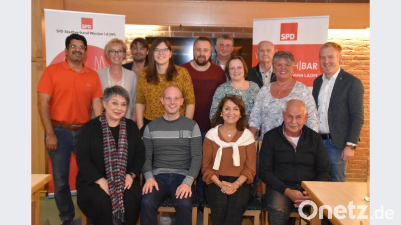 Sema Tasali- Stoll (vorne, Dritte von links) führt den SPD- Ortsverein Stadtmitte auch die nächsten zwei Jahre. Bild: hcz