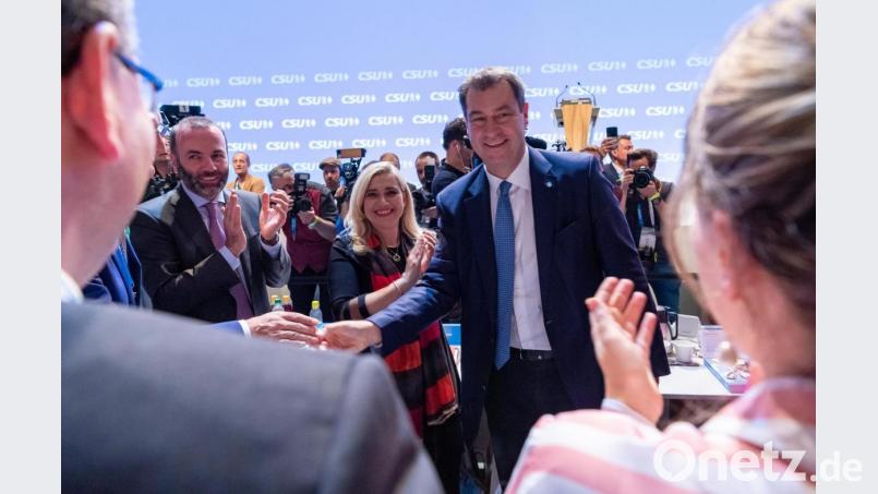 Parteifreunde gratulieren Markus Söder zur Wiederwahl. Bild: Peter Kneffel/dpa