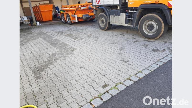 Das beschädigte Pflaster im städtischen Bauhof. Es wird jetzt komplett erneuert. Bild: e
