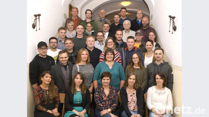 Die ehemaligen Schüler mit ihren den Lehrern, die sie vor 30 Jahren in der Grundschule in Bärnau unterrichtet haben: Ulli Sangl, Karl Bittner, Albert Kick und Schulamtsdirektor Rudi Kunz (nicht im Bild). Auch Pfarrer Konrad Amschl schaute vorbei. Bild: Karin Ockl/exb