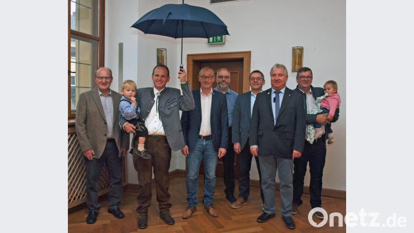 Zahlreiche Ehrengäste waren zur Eröffnung der 14. Ausstellung des Modelleisenbahn-Club „Unteres Vilstal“ (MEC) gekommen. Mit Schirmherrn Dr. Daniel Möbius (Zweiter von rechts) wünschten Hubert Blödt, 3. Bürgermeister von Kümmersbruck, Riedens Bürgermeister Erwin Geitner, Vorsitzender Reinhard Roth und die Bürgermeister aus Ebermannsdorf Josef Gilch, aus Ensdorf Markus Dollacker und Schmidmühlen Peter Braun, der Ausstellung viel Erfolg Bild: sön