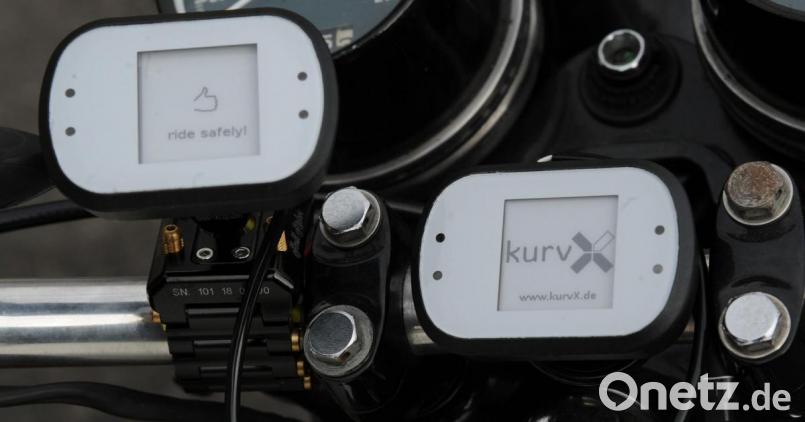 Gerade einmal 6 x 8 cm mißt der „kurvXtrainer“, der im Sichtfeld des Motorradfahrers montiert, auf das Bike kalibriert wird und möglicher gefährlicher Schräglage rechtzeitig akustische und optisch warnt. Bild: gf
