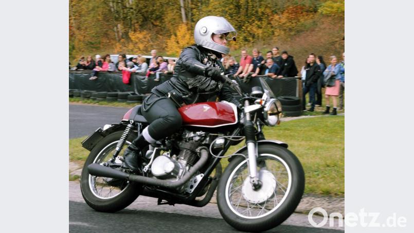 Einige Rocker-Ladys demonstrierten möglich Schräglagen-Runden auf der Weber-Kartbahn im Freihölser Forst. (Rocker-Ladys ist durchaus richtig, denn die Mädeln mit weit über 20 Jahren gehören einem weibl. Rocker-Club an) Bild: gf