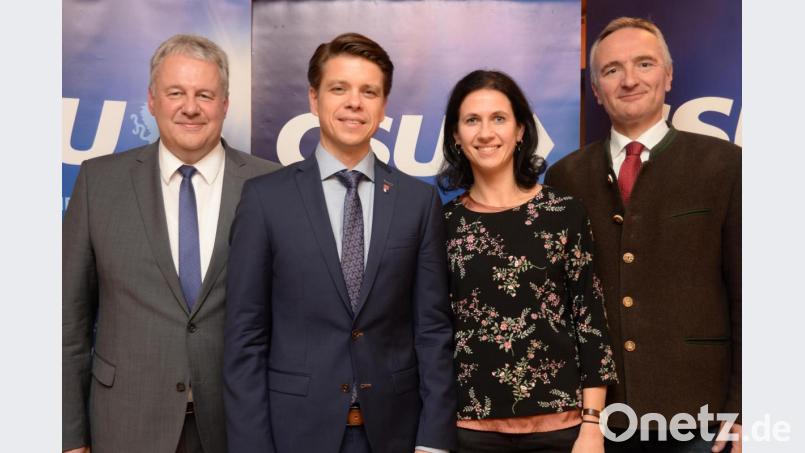 Achim Kuchenbecker (Zweiter von rechts) kandidiert für das Amt des Bürgermeisters in der Gemeinde Ursensollen. Hier zusammen mit Landrat Richard Reisinger (links), Kuchenbeckers Frau Stephanie und Landtagsabgeordneten Harald Schwartz (rechts). Bild: Andreas Brückmann
