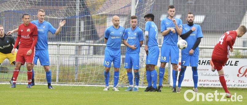 Der Raigeringer Benedikt Herbrich (rechts) zirkelte in der 15. Minute einen direkten Freistoß über die Vilsecker Abwehrmauer zur 2:0-Führung ins Netz. Bild: Hubert Ziegler