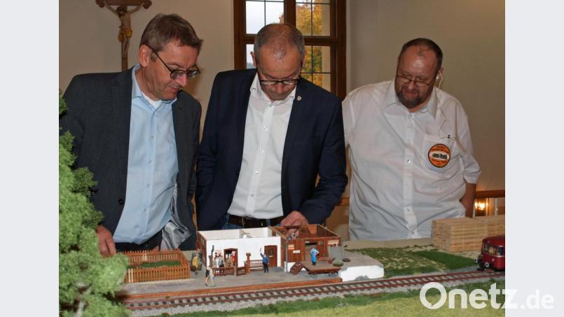 Mit viel Interesse ließen sich Bürgermeister Josef Gilch aus Ebermannsdorf und Riedens Bürgermeister Erwin Geitner von Edgar Dobler (von links) die maßstabgetreuen Bauten erklären. Bild: sön
