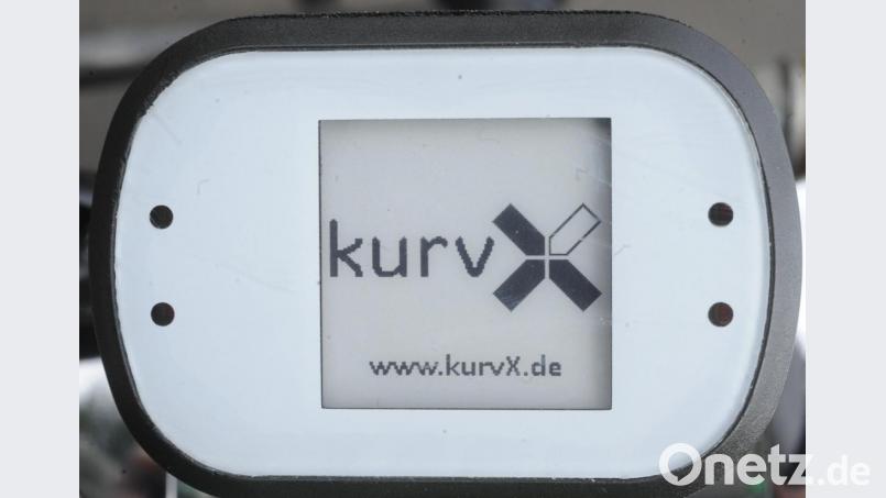 Gerade einmal 6 x 8 cm mißt der „kurvXtrainer“, der im Sichtfeld des Motorradfahrers montiert, auf das Bike kalibriert wird und möglicher gefährlicher Schräglage rechtzeitig akustische und optisch warnt. Bild: gf