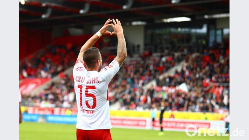 Zum 130-jährigen Jubiläum schenkt Kapitän Marco Grüttner dem SSV Jahn einen Dreier und den Fans ein Herzchen. Bild: Sascha Janne