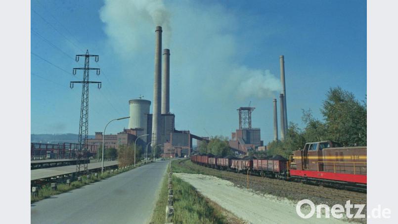 or neun Jahrzehnten wurde mit dem Bau des Kraftwerks an der Naab bei Dachelhofen begonnen, im Jahr 2002 hat man die riesige Anlage stillgelegt und danach zum Teil gesprengt. Viele Jahre lang wurde das Werk mit Braunkohle aus Wackersdorf betrieben. Bild: exb/Georg Wickles