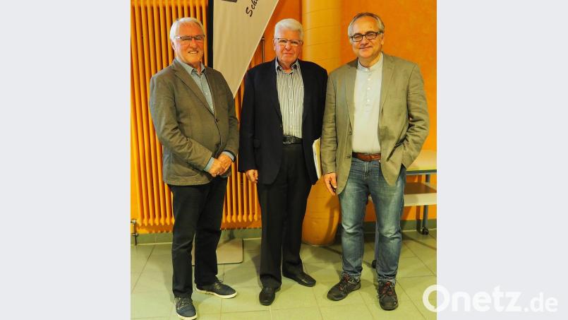 Begrüßt wird Professor Heinrich Oberreuter (Mitte) von Ehrenfried Lachmann vom Freundeskreis
der Evangelischen Akademie Tutzing (links) und von VHS-Bereichsleiter Harald Krämer Bild: Bühner