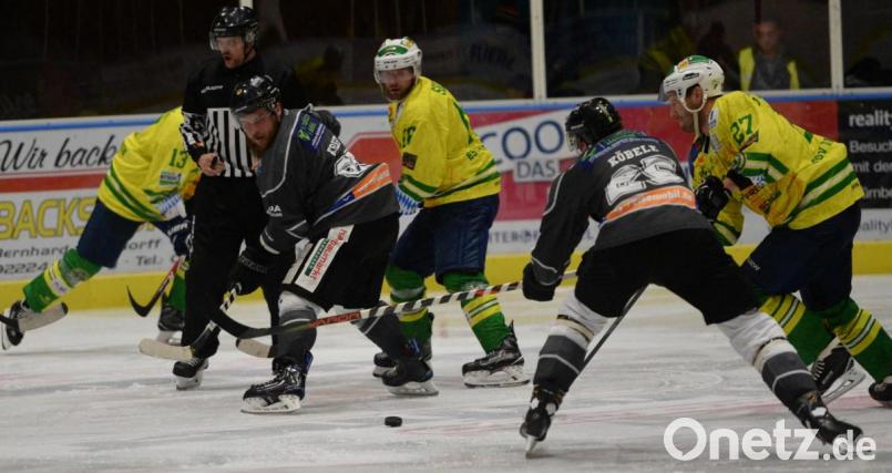 Daniel Krieger (Dritter von links), der die 1:0-Führung erzielte und nach dem Spiel zum „wichtigsten Spieler“ des ERSC Amberg gewählt wurde, wartet auf den Pass von Felix Köbele. Der bereitete beim 4:1-Sieg am Freitagabend gegen den ESV Waldkirchen drei Treffer vor. Bild: Andreas Brückmann