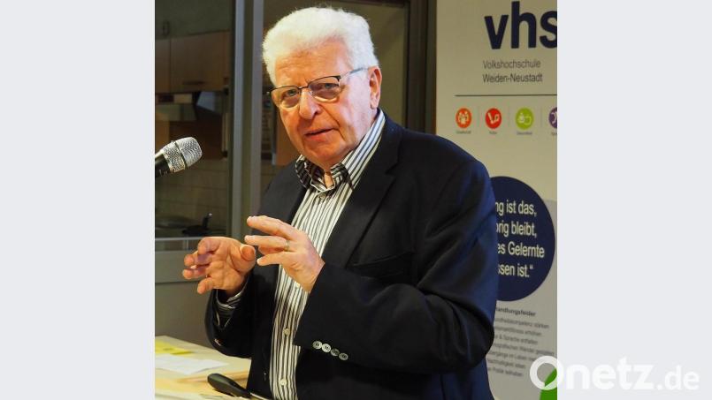 Professor Heinrich Oberreuter im Vortrag in der Aula der VHS in Weiden Bild: Bühner
