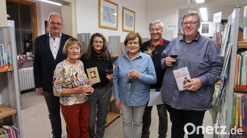 Glückwünsche zum dritten Wein-Lese-Abend überbrachte auch Bürgermeister Gottfried Härtl (links). Er dankte den Autoren Reinhard Stummreiter und Dieter Schraml (von rechts) sowie Gudrun Müller (Dritte von links) für ihre ausgezeichneten Darbietungen. Sein Dank galt aber auch dem Büchereiteam mit Monika Seidel (Zweite von links) und Gabi Härtl (Dritte von rechts) für die Vorbereitungen und Organisation des Abends. Bild: bsc