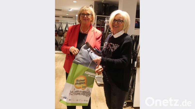 Die Stadt lässt 5000 Papiertüten mit der Aufschrift "Heimatshoppen" verteilen in der Hoffnung, dass sie die Kunden reichlich füllen werden. Bild: Hirsch