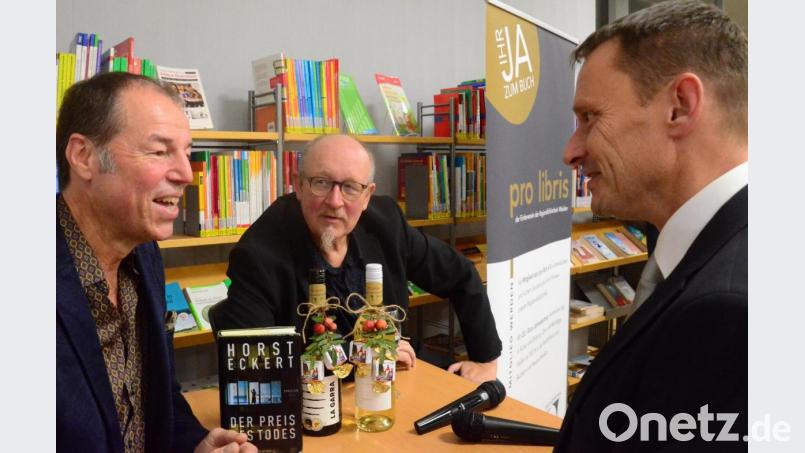 Fachleute unter sich: Krimi-Autor Horst Eckert und Polizeihauptkommissar, Bürgermeister Jens Meyer erörtern den Fall Walter Klankermeier. Im Hintergrund lauscht Moderator Stefan Voit. Bild: Kunz