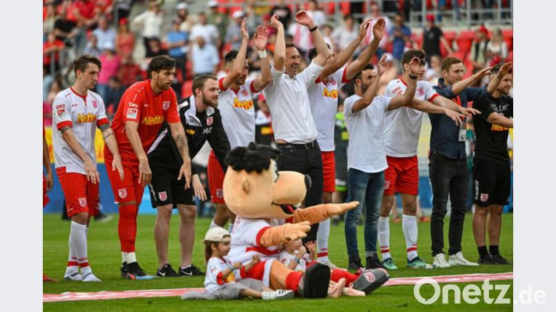 Beim letzten Heimspiel gegen Sandhausen jubelt der Jahn mit dem heutigen Köln-Trainer Achim Beierlorzer (Mitte) über ein 2:2. Bild: Armin Weigel/dpa