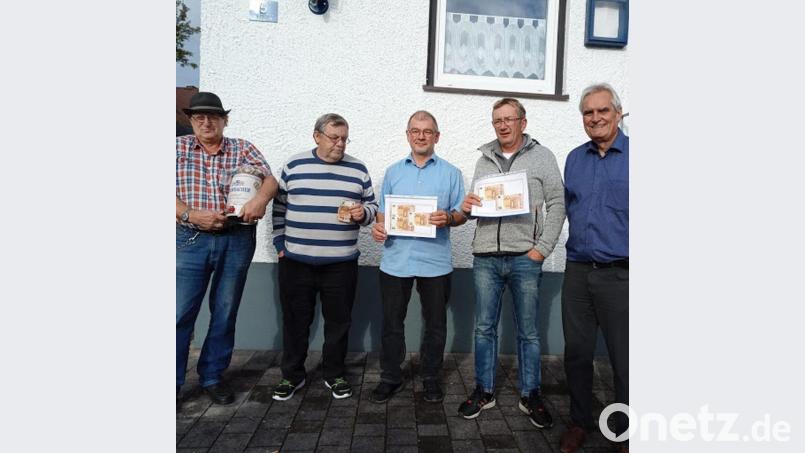 Das Bild zeigt von rechts: OV-Vorsitzender Manfred Kratzer, Michael Meier (2. Platz), Bruno Voit (Sieger), Siegfried Weber (3.) sowie Helmut Plannerer (Trostpreisgewinner). Bild: rat