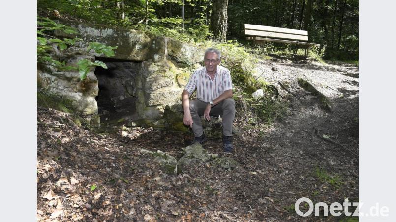 Peter Neubauer beim ausgetrockneten Jesuitenbrünnerl auf dem Mariahilfberg. Bild: Petra Hartl