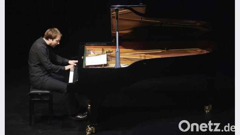 Hochkonzentriert und voller Spielfreude setzte Herbert Schuch seinen Beethoven-Zyklus im Amberger Stadttheater fort. Bild: Wolfgang Steinbacher