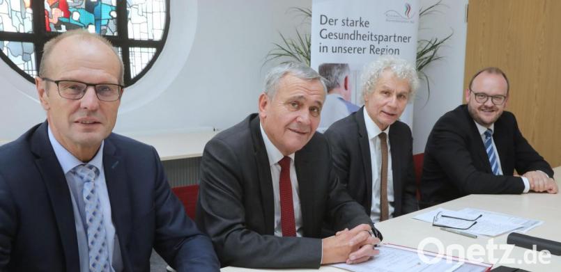 Der 50-Millionen-Euro-Kredit fließt: Entsprechend erleichterte Gesichter sind bei der Pressekonferenz der Kliniken Nordoberpfalz AG am Montag zu sehen: (von links) Kliniken-Vorstand Josef Götz, Weidens Oberbürgermeister Kurt Seggewiß, Tirschenreuths Landrat Wolfgang Lippert und sein Amtskollege aus Neustadt, Landrat Andreas Meier. Bild: Wolfgang Steinbacher